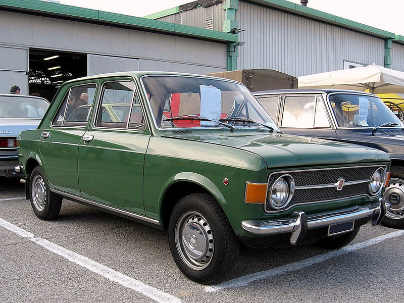  :: „Fiat 128-Sedan-4dr (1969) Front-view“. Lizenziert unter Gemeinfrei über Wikimedia Commons - https://commons.wikimedia.org/wiki/File:Fiat_128-Sedan-4dr_(1969)_Front-view.JPG#/media/File:Fiat_128-Sedan-4dr_(1969)_Front-view.JPG