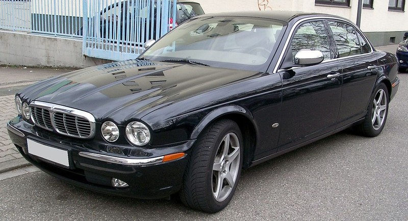  :: „Jaguar XJ front 20080313“ von Rudolf Stricker - Eigenes Werk. Lizenziert unter CC BY-SA 3.0 über Wikimedia Commons - https://commons.wikimedia.org/wiki/File:Jaguar_XJ_front_20080313.jpg#/media/File:Jaguar_XJ_front_20080313.jpg