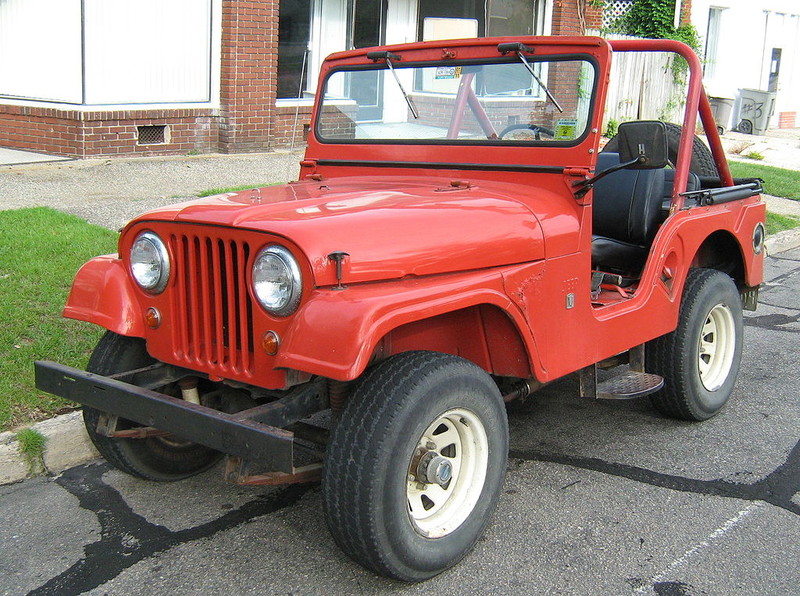  :: „Jeep CJ-5 V6 red open body“ von CZmarlin — Christopher Ziemnowicz, releases all rights but a photo credit would be nice if this image is used anywhere other than Wikipedia. - Eigenes Werk. Lizenziert unter Gemeinfrei über Wikimedia Commons - https://commons.wikimedia.org/wiki/File:Jeep_CJ-5_V6_red_open_body.jpg#/media/File:Jeep_CJ-5_V6_red_open_body.jpg