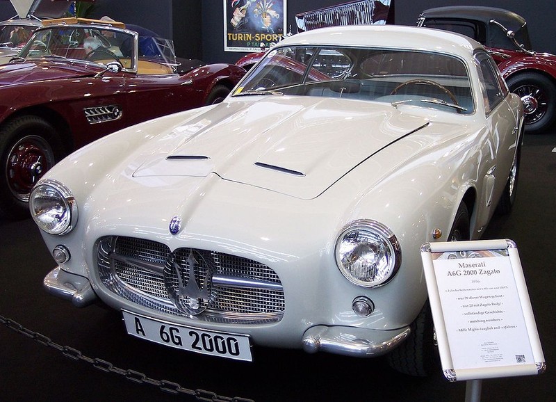  :: „Maserati A6G 2000 Zagato white vl TCE“ von Stahlkocher - Eigenes Werk. Lizenziert unter CC BY-SA 3.0 über Wikimedia Commons - https://commons.wikimedia.org/wiki/File:Maserati_A6G_2000_Zagato_white_vl_TCE.jpg#/media/File:Maserati_A6G_2000_Zagato_white_vl_TCE.jpg