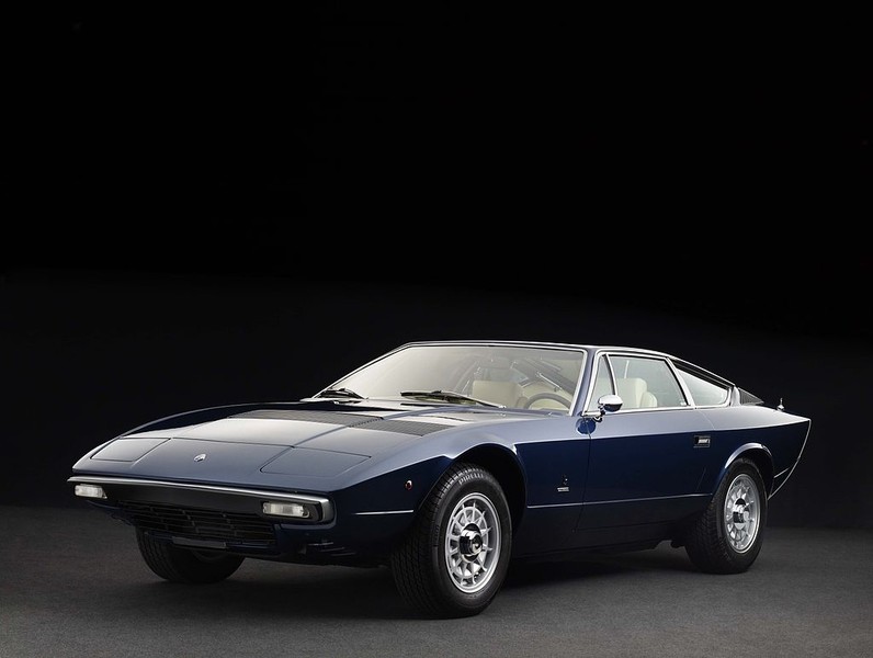  :: „Maserati Khamsin 1975 front“ von Maskham - Eigenes Werk. Lizenziert unter CC BY-SA 3.0 über Wikimedia Commons - https://commons.wikimedia.org/wiki/File:Maserati_Khamsin_1975_front.jpg#/media/File:Maserati_Khamsin_1975_front.jpg