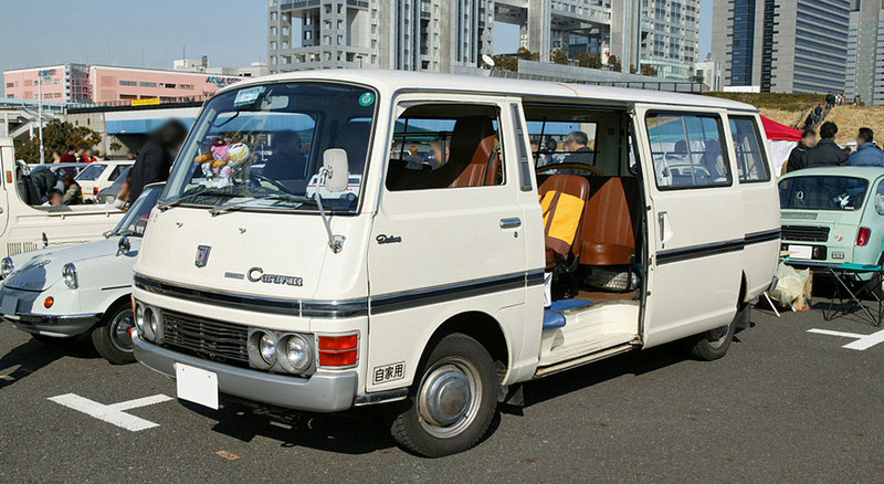  :: „Nissan Caravan E20 001“ von Tennen-Gas - Eigenes Werk. Lizenziert unter CC BY-SA 3.0 über Wikimedia Commons - https://commons.wikimedia.org/wiki/File:Nissan_Caravan_E20_001.jpg#/media/File:Nissan_Caravan_E20_001.jpg