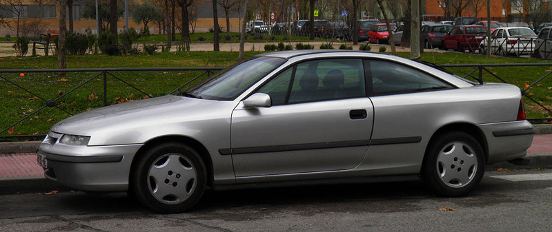  :: „Opel Calibra Fahrerseite“ von M. Peinado - flickr. Lizenziert unter CC BY 2.0 über Wikimedia Commons - https://commons.wikimedia.org/wiki/File:Opel_Calibra_Fahrerseite.jpg#/media/File:Opel_Calibra_Fahrerseite.jpg