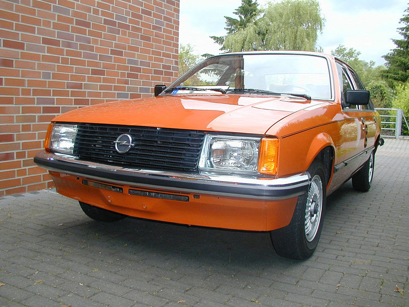  :: „Opel Rekord E1 front“ von Das Original wurde von Commocvoyage in der Wikipedia auf Deutsch hochgeladen - Mathias Stöcker. Lizenziert unter CC BY-SA 3.0 über Wikimedia Commons - https://commons.wikimedia.org/wiki/File:Opel_Rekord_E1_front.jpg#/media/File:Opel_Rekord_E1_front.jpg