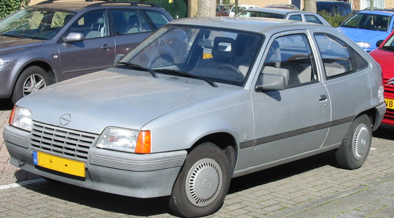  :: „Opel kadett 1987“ von Ellywa in der Wikipedia auf Niederländisch. Lizenziert unter CC BY-SA 3.0 über Wikimedia Commons - https://commons.wikimedia.org/wiki/File:Opel_kadett_1987.png#/media/File:Opel_kadett_1987.png
