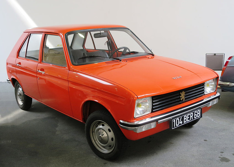  :: „Peugeot 104 early one at the Peugeot Museum“ von Charles01 - Eigenes Werk. Lizenziert unter CC BY-SA 3.0 über Wikimedia Commons - https://commons.wikimedia.org/wiki/File:Peugeot_104_early_one_at_the_Peugeot_Museum.JPG#/media/File:Peugeot_104_early_one_at_the_Peugeot_Museum.JPG