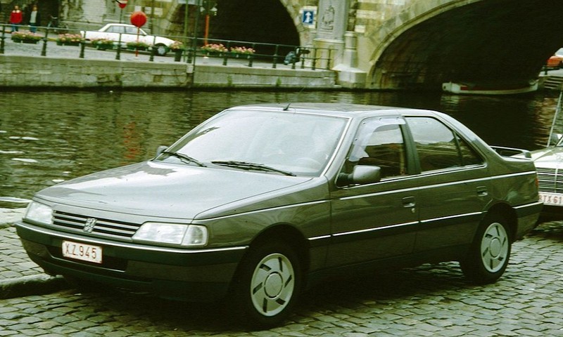  :: „Peugeot 405 with canal in Belgium“ von Charles01 - Eigenes Werk. Lizenziert unter CC BY-SA 3.0 über Wikimedia Commons - https://commons.wikimedia.org/wiki/File:Peugeot_405_with_canal_in_Belgium.jpg#/media/File:Peugeot_405_with_canal_in_Belgium.jpg