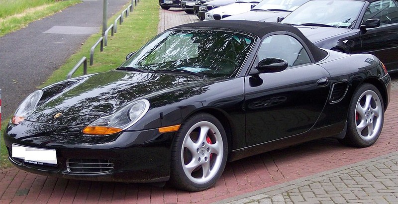  :: „Porsche Boxster black vl“. Lizenziert unter CC BY-SA 3.0 über Wikimedia Commons - https://commons.wikimedia.org/wiki/File:Porsche_Boxster_black_vl.jpg#/media/File:Porsche_Boxster_black_vl.jpg