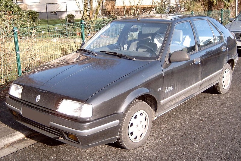  :: „Renault 19 v“ von Automodeller aus der deutschsprachigen Wikipedia. Lizenziert unter CC BY-SA 3.0 über Wikimedia Commons - https://commons.wikimedia.org/wiki/File:Renault_19_v.JPG#/media/File:Renault_19_v.JPG