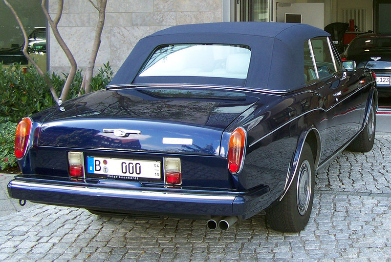  :: „Rolls-Royce Corniche IV“ von Morten Schwend from Berlin, Deutschland;cropped, adjusted, and plates blanked by uploader Mr.choppers - Rolls-Royce Silver Shadow and some Bentley. Lizenziert unter CC BY-SA 2.0 über Wikimedia Commons - https://commons.wikimedia.org/wiki/File:Rolls-Royce_Corniche_IV.jpg#/media/File:Rolls-Royce_Corniche_IV.jpg