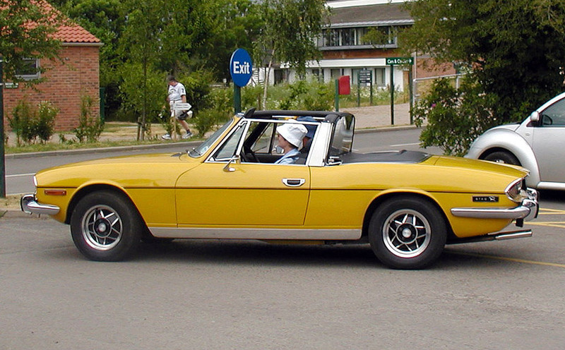  :: „Triumph.stag.yellow.arp“ von Adrian Pingstone - Taken by Adrian Pingstone in June 2003 and released to the public domain.. Lizenziert unter Gemeinfrei über Wikimedia Commons - https://commons.wikimedia.org/wiki/File:Triumph.stag.yellow.arp.jpg#/media/File:Triumph.stag.yellow.arp.jpg