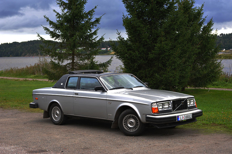  :: „Volvo 262 Coupe Bertone“ von Sudenius - Eigenes Werk. Lizenziert unter CC BY-SA 3.0 über Wikimedia Commons - https://commons.wikimedia.org/wiki/File:Volvo_262_Coupe_Bertone.jpg#/media/File:Volvo_262_Coupe_Bertone.jpg