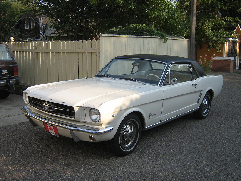  :: „1964 12 Ford Mustang“ von dave_7 - originally posted to Flickr as 1964 1/2 Ford Mustang. Lizenziert unter CC BY 2.0 über Wikimedia Commons - https://commons.wikimedia.org/wiki/File:1964_12_Ford_Mustang.jpg#/media/File:1964_12_Ford_Mustang.jpg