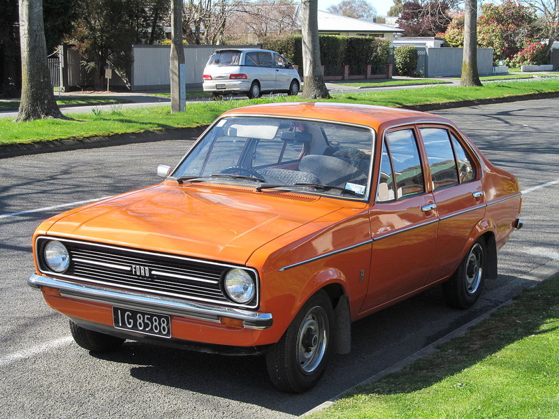  :: „1977 Ford Escort 1.3L (15153312388)“ von Riley from Christchurch, New Zealand - 1977 Ford Escort 1.3L. Lizenziert unter CC BY 2.0 über Wikimedia Commons - https://commons.wikimedia.org/wiki/File:1977_Ford_Escort_1.3L_(15153312388).jpg#/media/File:1977_Ford_Escort_1.3L_(15153312388).jpg