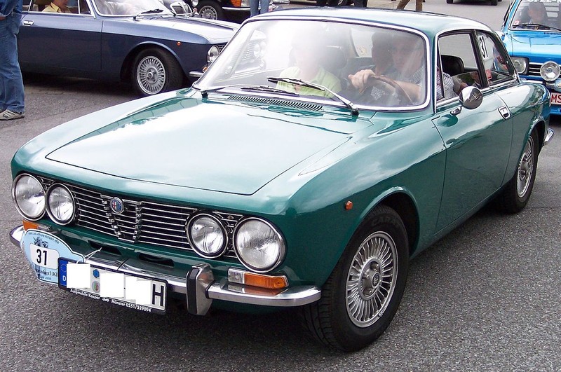  :: „Alfa Romeo GT 2000 green vl“. Lizenziert unter CC BY-SA 3.0 über Wikimedia Commons - https://commons.wikimedia.org/wiki/File:Alfa_Romeo_GT_2000_green_vl.jpg#/media/File:Alfa_Romeo_GT_2000_green_vl.jpg