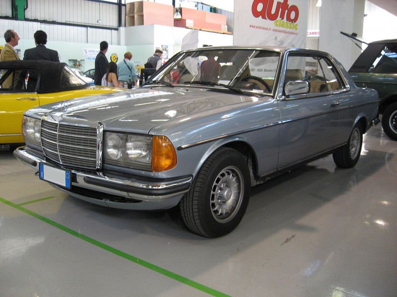  :: „Mercedes-Benz 280 CE (W123) at the Old Time Show in Italy“. Lizenziert unter Gemeinfrei über Wikimedia Commons - http://commons.wikimedia.org/wiki/File:Mercedes-Benz_280_CE_(W123)_at_the_Old_Time_Show_in_Italy.jpg#/media/File:Mercedes-Benz_280_CE_(W123)_at_the_Old_Time_Show_in_Italy.jpg