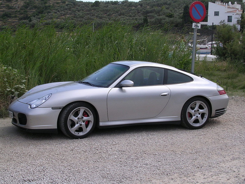  :: „Porsche 911 Gris“ von Willtron. Lizenziert unter CC BY-SA 3.0 über Wikimedia Commons - https://commons.wikimedia.org/wiki/File:Porsche_911_Gris.jpg#/media/File:Porsche_911_Gris.jpg