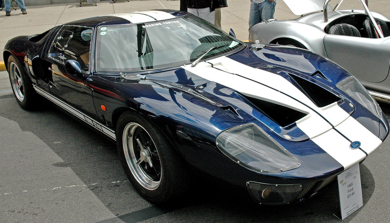  :: „1965 Ford GT40“. Lizenziert unter CC BY-SA 2.5 über Wikimedia Commons - https://commons.wikimedia.org/wiki/File:1965_Ford_GT40.jpg#/media/File:1965_Ford_GT40.jpg