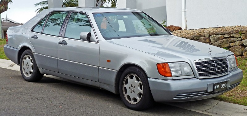  :: „1992-1993 Mercedes-Benz 300 SE (W140) sedan 02“ von OSX - Eigenes Werk. Lizenziert unter Gemeinfrei über Wikimedia Commons - http://commons.wikimedia.org/wiki/File:1992-1993_Mercedes-Benz_300_SE_(W140)_sedan_02.jpg#/media/File:1992-1993_Mercedes-Benz_300_SE_(W140)_sedan_02.jpg