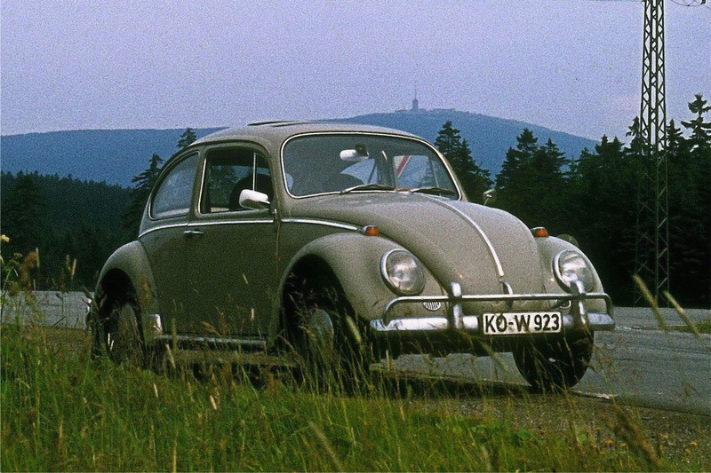  :: „VW 1300, Modell 1966, im Harz 1973“ von Lothar Spurzem - Eigenes Werk. Lizenziert unter CC BY-SA 2.0 de über Wikimedia Commons - https://commons.wikimedia.org/wiki/File:VW_1300,_Modell_1966,_im_Harz_1973.jpg#/media/File:VW_1300,_Modell_1966,_im_Harz_1973.jpg