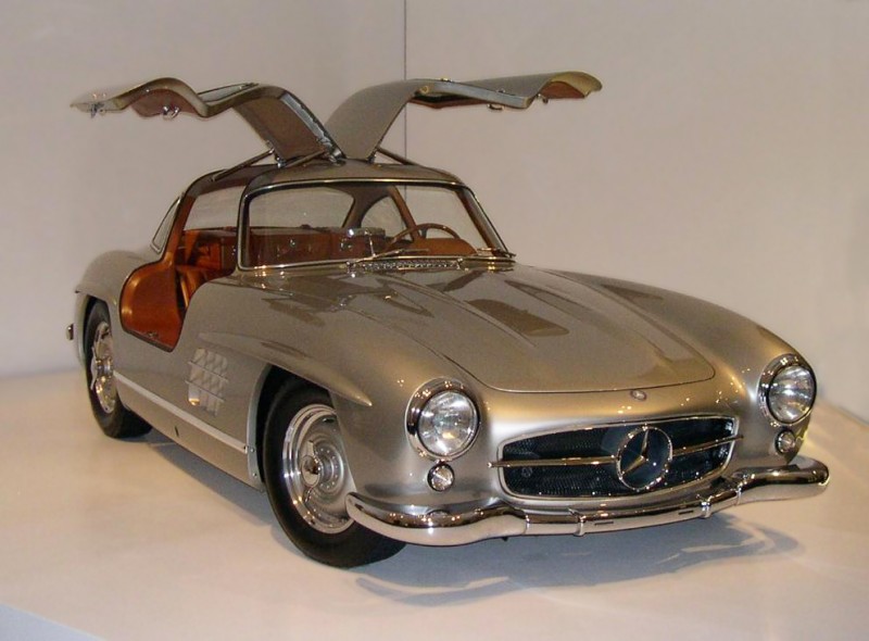  :: „1955 Mercedes-Benz 300SL Gullwing Coupe 34 right“. Lizenziert unter CC BY-SA 3.0 über Wikimedia Commons - http://commons.wikimedia.org/wiki/File:1955_Mercedes-Benz_300SL_Gullwing_Coupe_34_right.jpg#/media/File:1955_Mercedes-Benz_300SL_Gullwing_Coupe_34_right.jpg