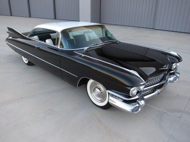  :: „1959 Cadillac Coupe Deville black“ von That Hartford Guy - Flickr: 1959 Cadillac Coupe Deville. Lizenziert unter CC BY-SA 2.0 über Wikimedia Commons - https://commons.wikimedia.org/wiki/File:1959_Cadillac_Coupe_Deville_black.jpg#/media/File:1959_Cadillac_Coupe_Deville_black.jpg