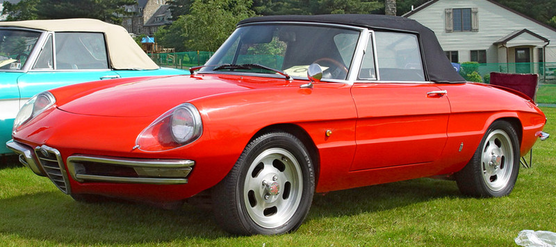  :: „1967-Alfa-Romeo-Duetto-Red-Front-Angle-st“. Lizenziert unter CC BY-SA 3.0 über Wikimedia Commons - https://commons.wikimedia.org/wiki/File:1967-Alfa-Romeo-Duetto-Red-Front-Angle-st.jpg#/media/File:1967-Alfa-Romeo-Duetto-Red-Front-Angle-st.jpg