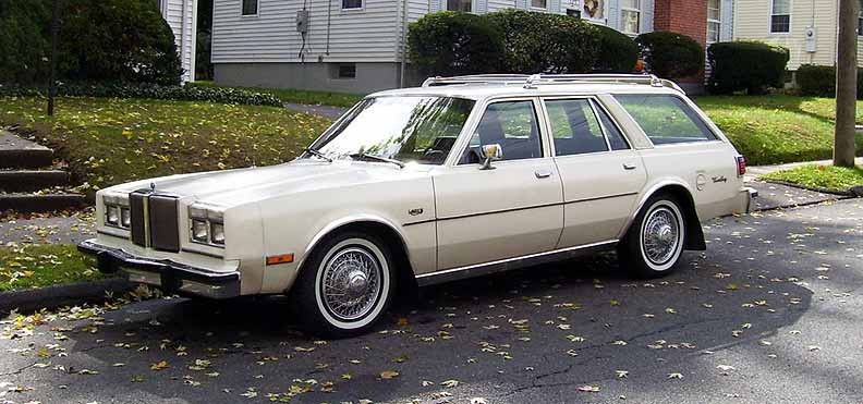  :: „1980 Chrysler LeBaron wagon“ von Original uploader was ThatMoparGuy at en.wikipedia - Transferred from en.wikipedia. Lizenziert unter Gemeinfrei über Wikimedia Commons - https://commons.wikimedia.org/wiki/File:1980_Chrysler_LeBaron_wagon.jpg#/media/File:1980_Chrysler_LeBaron_wagon.jpg