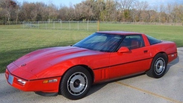  :: „1984-Corvette-C4“ von Barnstarbob at en.wikipedia. Lizenziert unter CC BY-SA 3.0 über Wikimedia Commons - https://commons.wikimedia.org/wiki/File:1984-Corvette-C4.jpg#/media/File:1984-Corvette-C4.jpg