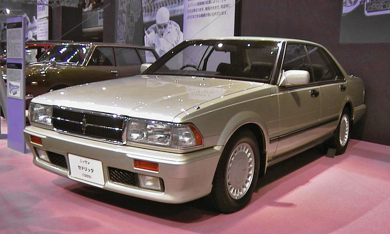  :: „1989 Nissan Cedric 01“ von Mytho88 - Mytho88's file. Lizenziert unter CC BY-SA 3.0 über Wikimedia Commons - https://commons.wikimedia.org/wiki/File:1989_Nissan_Cedric_01.jpg#/media/File:1989_Nissan_Cedric_01.jpg