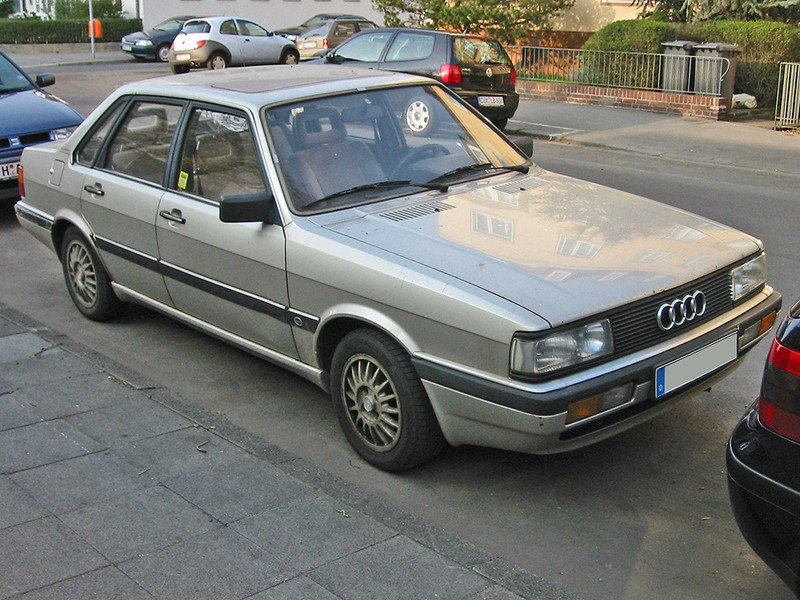  :: „Audi 90 v sst“. Lizenziert unter CC BY-SA 3.0 über Wikimedia Commons - https://commons.wikimedia.org/wiki/File:Audi_90_v_sst.jpg#/media/File:Audi_90_v_sst.jpg