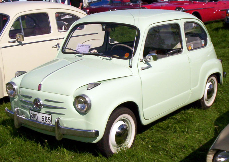  :: „Fiat 600 Standard 1959“ von Lglswe - Eigenes Werk. Lizenziert unter CC BY-SA 3.0 über Wikimedia Commons - https://commons.wikimedia.org/wiki/File:Fiat_600_Standard_1959.jpg#/media/File:Fiat_600_Standard_1959.jpg