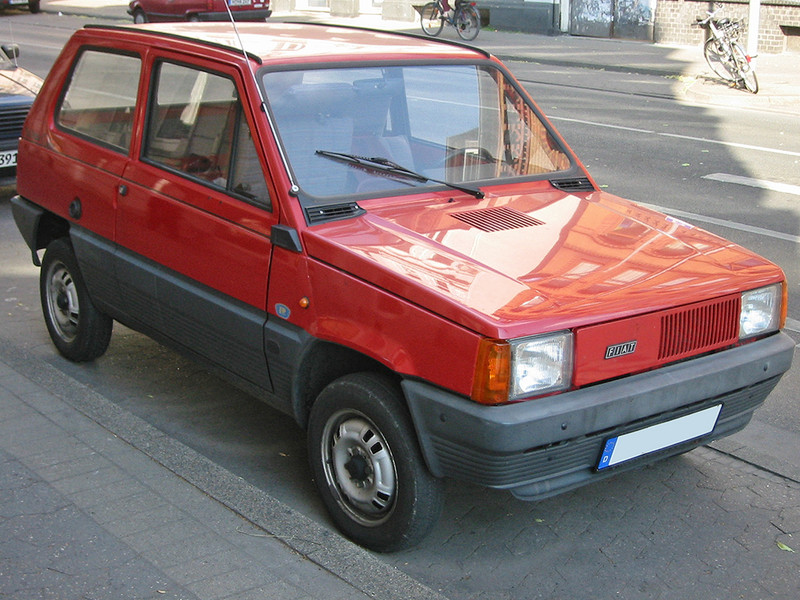  :: „Fiat panda 1 v sst“. Lizenziert unter GPL über Wikimedia Commons - https://commons.wikimedia.org/wiki/File:Fiat_panda_1_v_sst.jpg#/media/File:Fiat_panda_1_v_sst.jpg