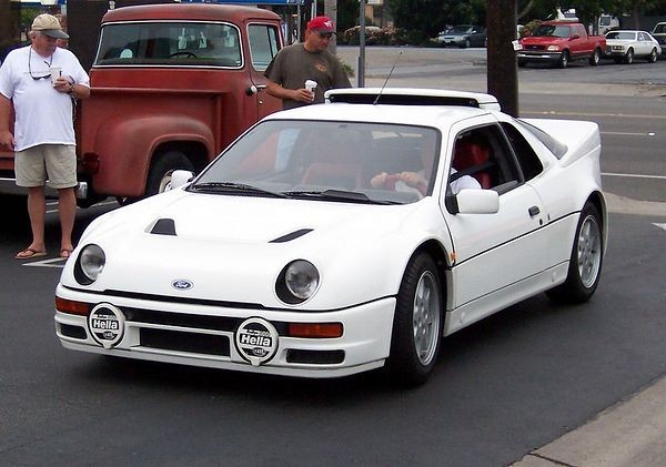  :: „Ford RS200“. Lizenziert unter CC BY-SA 3.0 über Wikimedia Commons - https://commons.wikimedia.org/wiki/File:Ford_RS200.jpg#/media/File:Ford_RS200.jpg