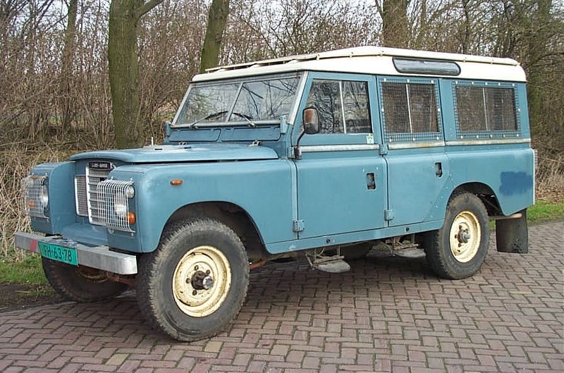  :: „Land Rover 109 lwb 1980“ von unknown, affiliated with Garage de l'Est, digitally modified and uploaded by User:328cia - http://www.delest.nl/autoarchief. Lizenziert unter CC BY-SA 3.0 über Wikimedia Commons - https://commons.wikimedia.org/wiki/File:Land_Rover_109_lwb_1980.jpg#/media/File:Land_Rover_109_lwb_1980.jpg