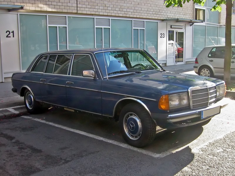  :: „Mercedes W123 4 v sst“. Lizenziert unter CC BY-SA 3.0 über Wikimedia Commons - http://commons.wikimedia.org/wiki/File:Mercedes_W123_4_v_sst.jpg#/media/File:Mercedes_W123_4_v_sst.jpg