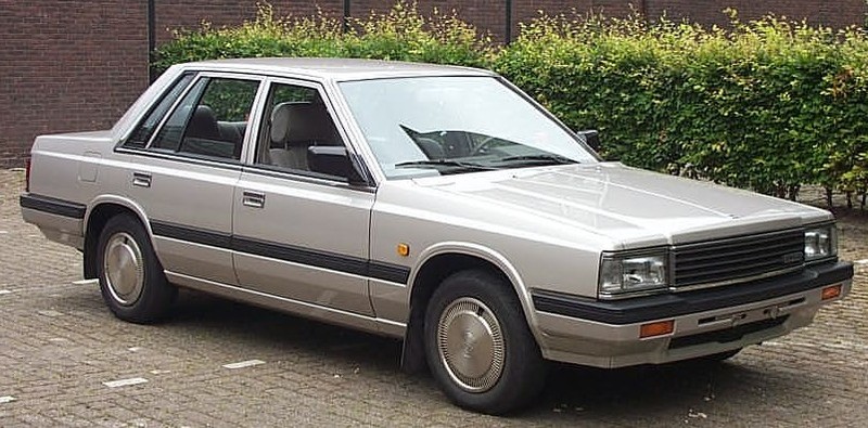  :: „Nissan Laurel 1984 silver“ von unknown, affiliated with Garage de l'Est, digitally modified and uploaded by User:328cia - http://www.delest.nl/autoarchief. Lizenziert unter CC BY-SA 3.0 über Wikimedia Commons - https://commons.wikimedia.org/wiki/File:Nissan_Laurel_1984_silver.jpg#/media/File:Nissan_Laurel_1984_silver.jpg