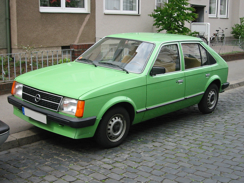  :: „Opel kadett d 1 v sst“. Lizenziert unter CC BY-SA 3.0 über Wikimedia Commons - https://commons.wikimedia.org/wiki/File:Opel_kadett_d_1_v_sst.jpg#/media/File:Opel_kadett_d_1_v_sst.jpg