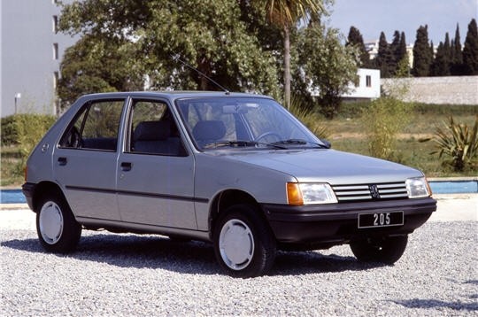  :: „Peugeot 205“ von Oyhar - Eigenes Werk. Lizenziert unter CC0 über Wikimedia Commons - https://commons.wikimedia.org/wiki/File:Peugeot_205.jpg#/media/File:Peugeot_205.jpg