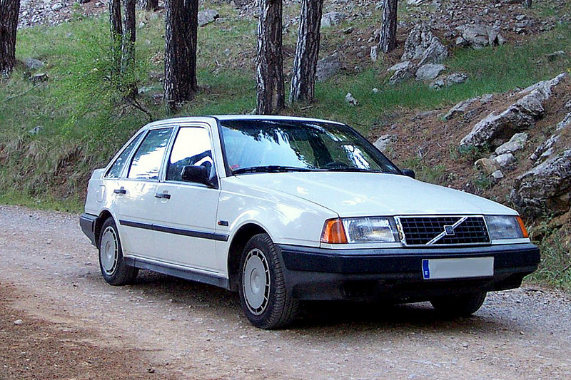  :: „Volvo 440“. Lizenziert unter CC BY-SA 3.0 über Wikimedia Commons - https://commons.wikimedia.org/wiki/File:Volvo_440.jpg#/media/File:Volvo_440.jpg